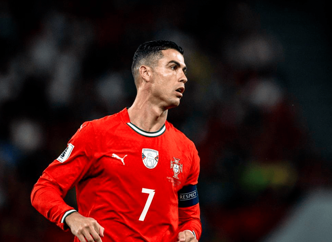 包含C罗回归赛场，连败首场状态亮眼，塞尔维亚队观众沸腾！的词条